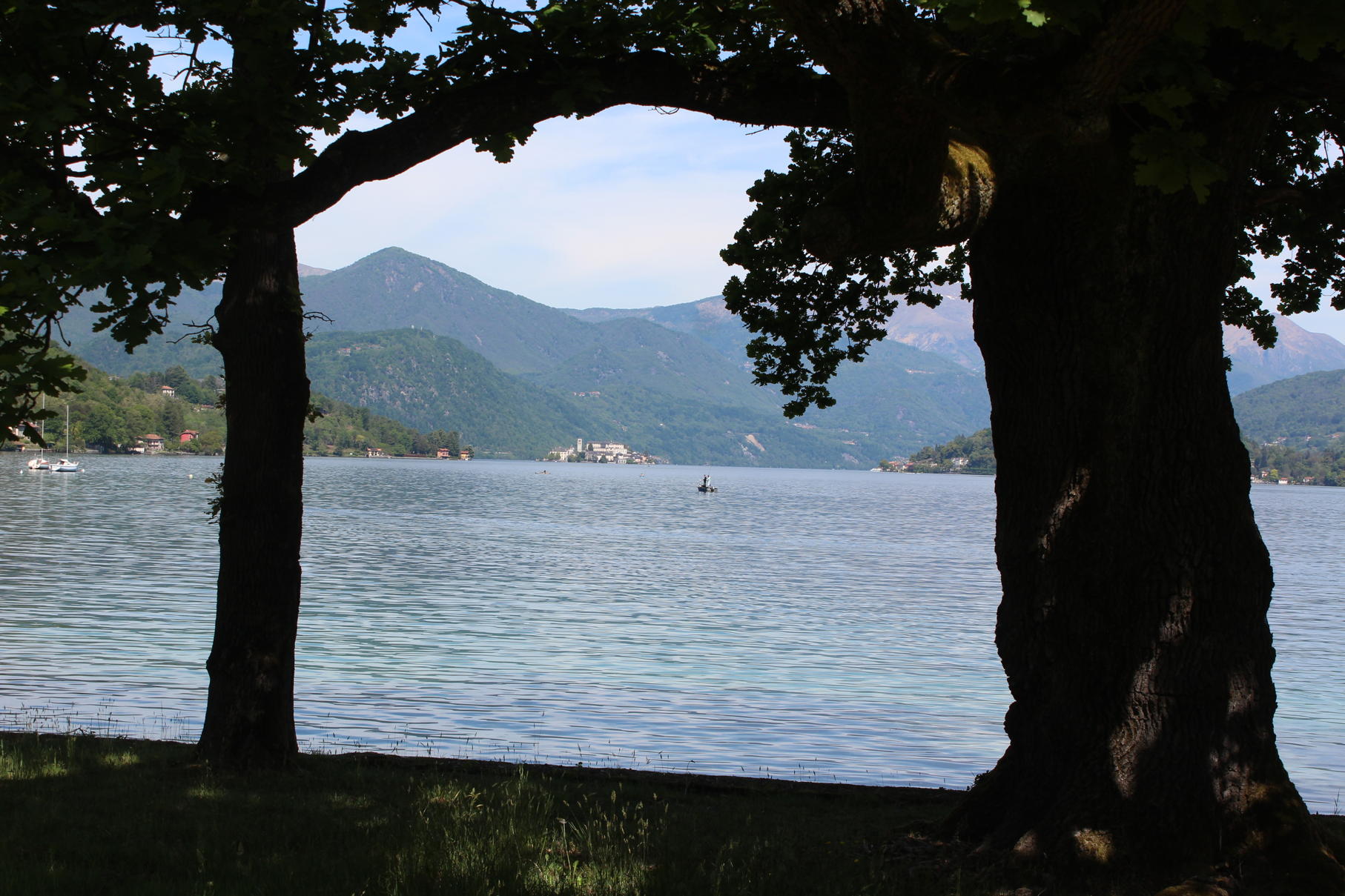 12 - Pella, Gozzano, Lago d’Orta – Appartamenti e villa con vista mozzafiato sul lago e sull’isola, spiaggia privata e posto barca. PELLA